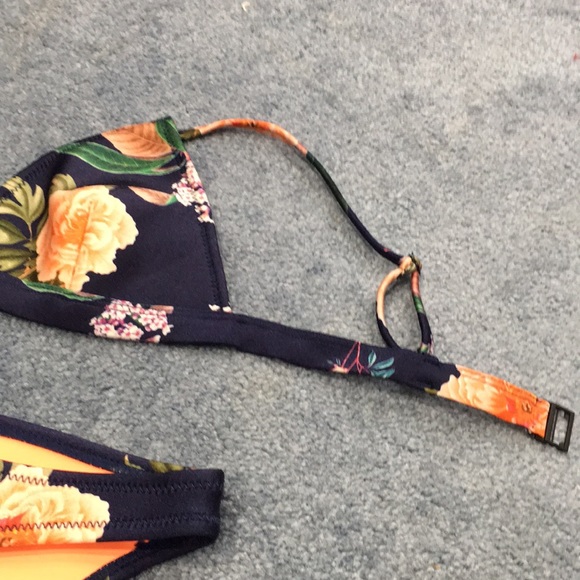 TRIANGL Navy Floral Bikini w/matching bag - Picture 3 of 5